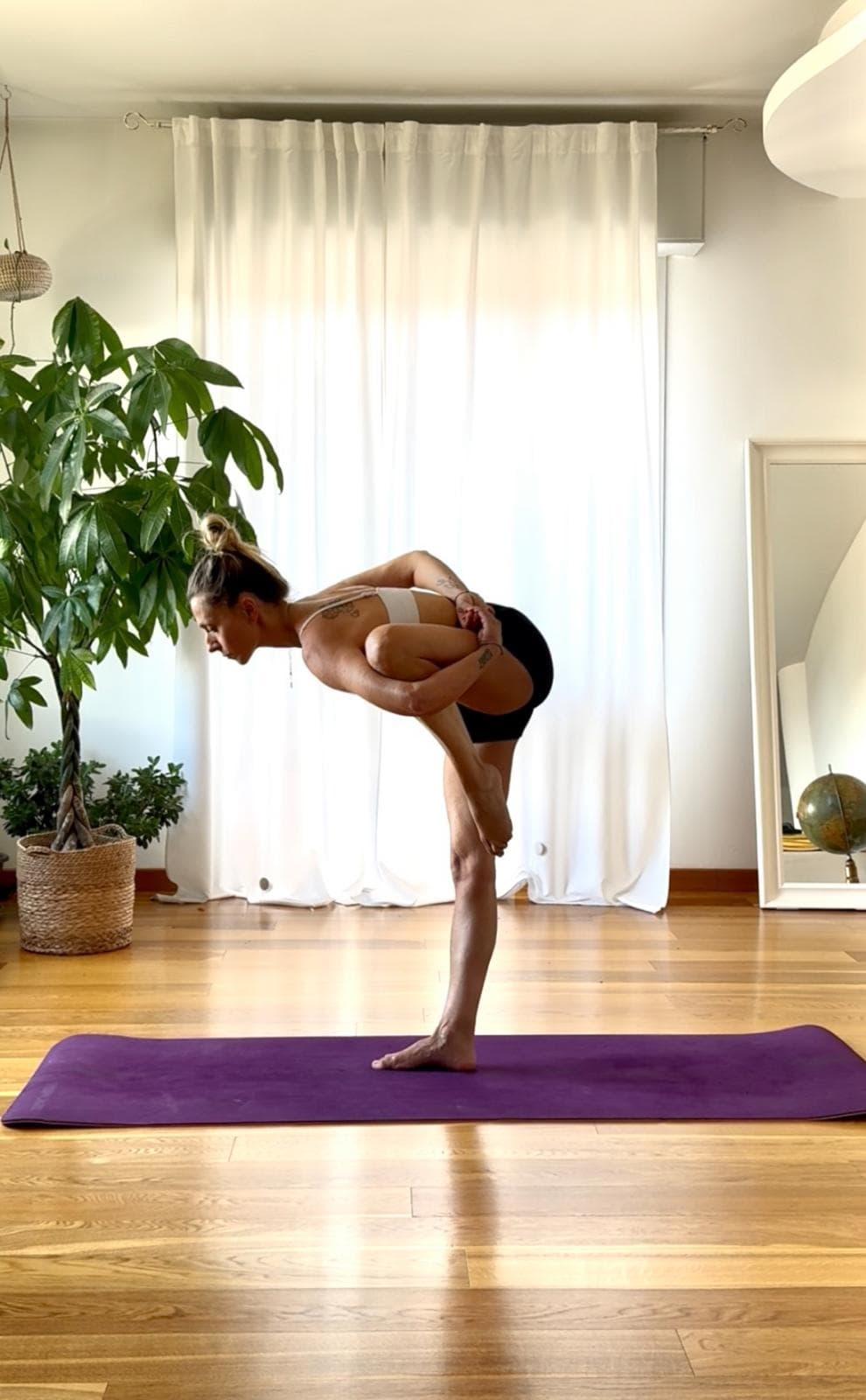 Silvia durante una lezione di yoga in studio